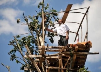 Τι κάνει ένας Πόντιος για να σώσει τα μελίσσια του (βίντεο)