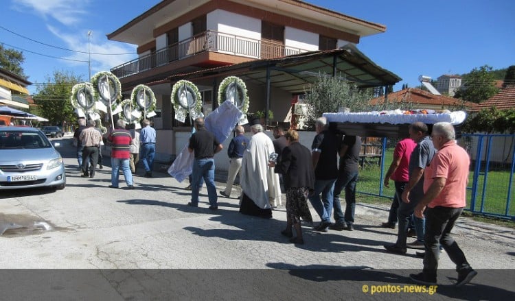 Με ποντιακές λύρες η κηδεία του Ανέστη Αϊβαζίδη (φωτο, βίντεο)