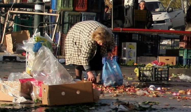 3,8 εκατ. Έλληνες ζουν σε συνθήκες φτώχειας