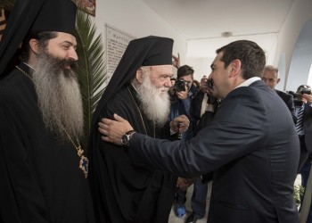 Οι ιερείς θέλουν να παραμείνουν στο Δημόσιο – Απορρίπτουν τη συμφωνία Τσίπρα-Ιερώνυμου