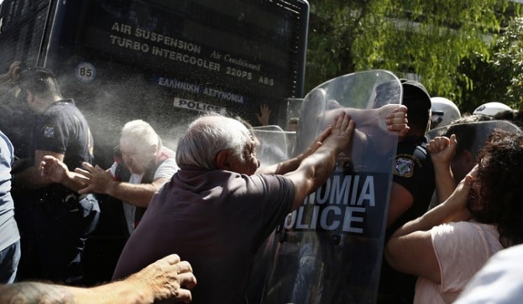 Κατεβαίνουν από το τρένο ένας-ένας εκείνοι που πίστεψαν τον Αλέξη Τσίπρα