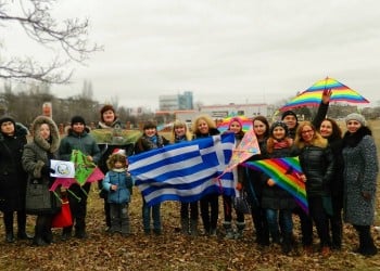 Οι Έλληνες της Μαριούπολης πέταξαν χαρταετό και ύψωσαν ψηλά την ελληνική σημαία