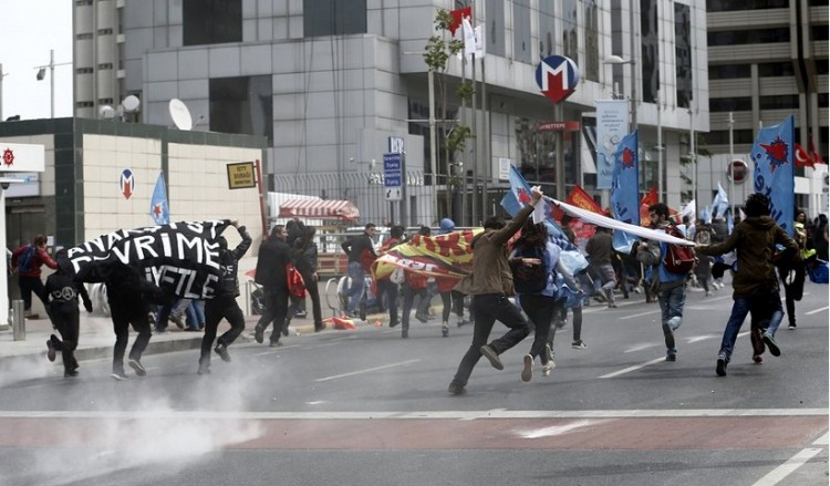 Δακρυγόνα στη διαδήλωση της Πρωτομαγιάς στην Τουρκία