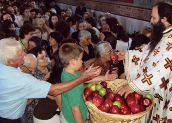 Γιορτάζει η Ειρήνη Χρυσοβαλάντου, η αγία με τα μήλα