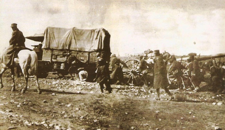 Πλημμύρα οι μαχαλάδες στο αίμα. Βάλανε φωτιά οι Τούρκοι, μια ώρα μακριά... - Cover Image