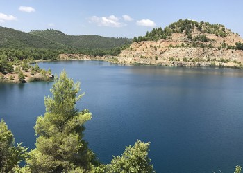 Τα ορυχεία που έγιναν... αλπικές λίμνες στη Βόρεια Εύβοια