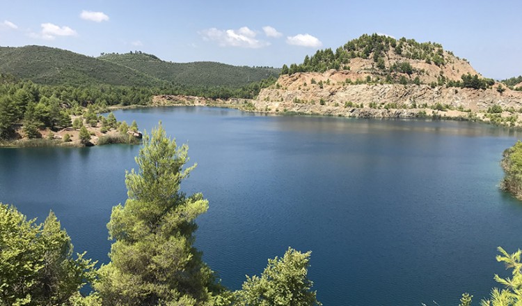 Τα ορυχεία που έγιναν... αλπικές λίμνες στη Βόρεια Εύβοια