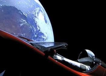 SpaceX: Εκτόξευσε τον ισχυρότερο πύραυλο στον κόσμο μαζί με ένα αυτοκίνητο Tesla (φωτο)