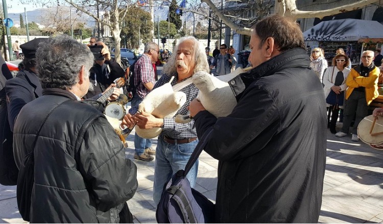 Παγκόσμια Ημέρα Άσκαυλου: Οι τσαμπούνες ξεσήκωσαν την Διονυσίου Αρεοπαγίτου (βίντεο)