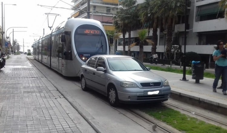 Παρκάρισμα για γέλια και για κλάματα στο Π. Φάληρο