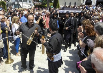 Με λύρα και ποντιακά μοιρολόγια η κηδεία του Χάρρυ Κλυνν στην Καλαμαριά (φωτο, βίντεο)