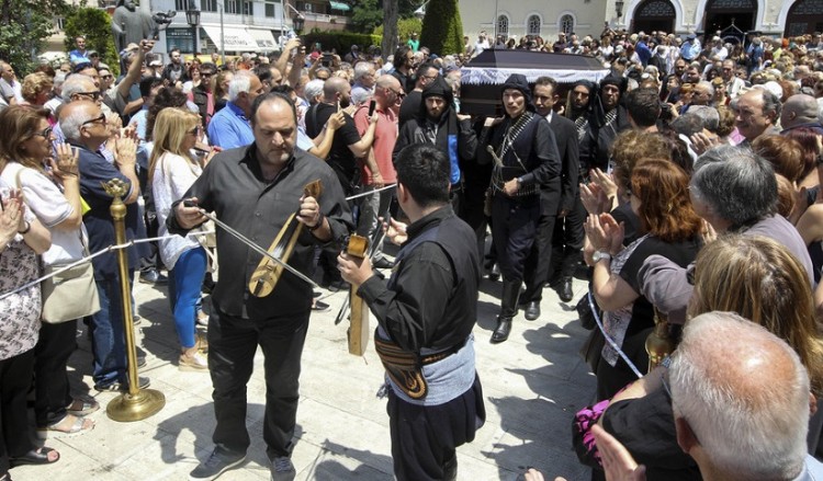 Με λύρα και ποντιακά μοιρολόγια η κηδεία του Χάρρυ Κλυνν στην Καλαμαριά (φωτο, βίντεο)