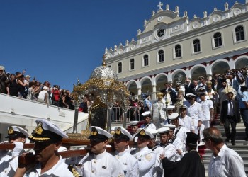 Λαμπρότητα στους εορτασμούς της Κοιμήσεως της Θεοτόκου στην Τήνο (βίντεο)