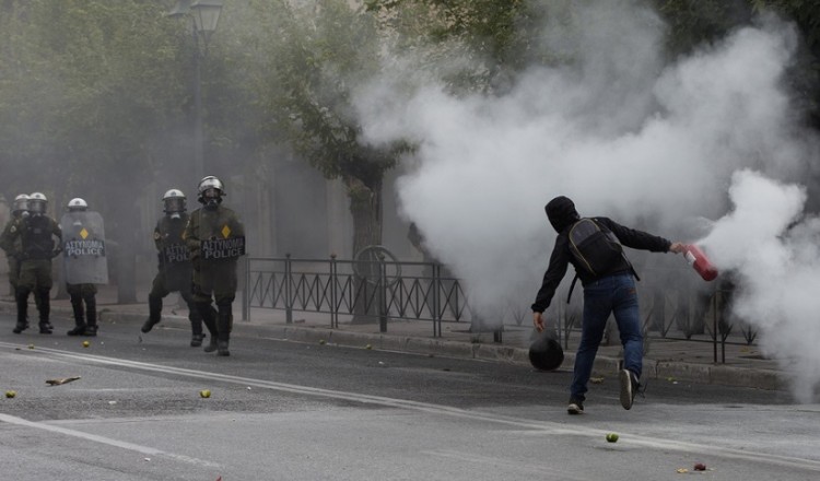 Επεισόδια στην Αθήνα με χημικά από τα ΜΑΤ και πέτρες από κουκουλοφόρους (βίντεο)