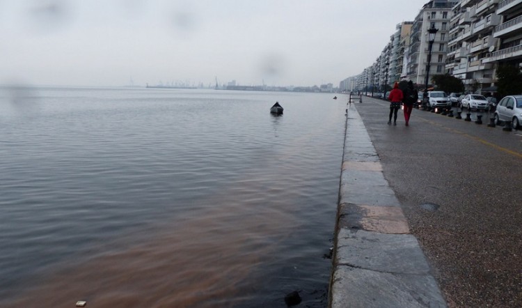 Η ερυθρά παλίρροια ήρθε για να... μείνει στη Θεσσαλονίκη! (βίντεο)