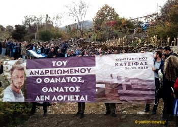 Ράγισαν καρδιές στην κηδεία του Κωνσταντίνου Κατσίφα – Γέμισαν ελληνικές σημαίες οι Βουλιαράτες (βίντεο)