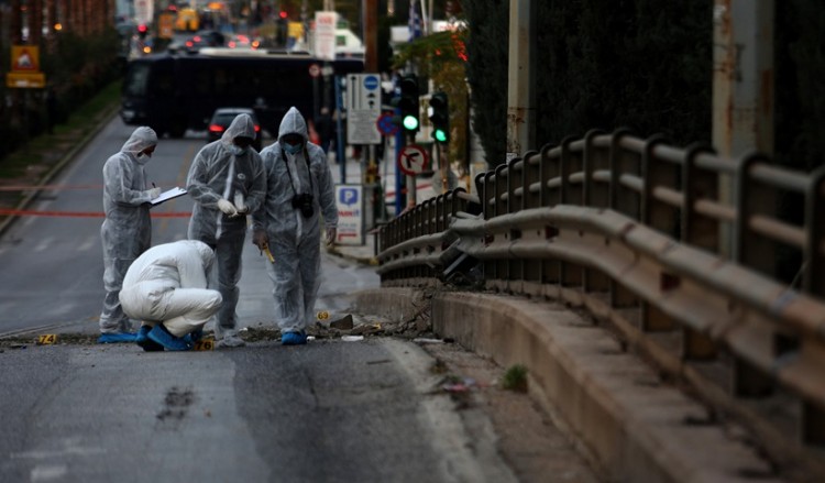 Βόμβα στον ΣΚΑΪ: Εξετάζεται καμένο ΙΧ που βρέθηκε στα Πετράλωνα (βίντεο)