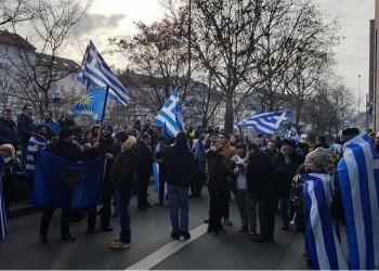 Έλληνες της Στουτγάρδης ένωσαν τη φωνή τους με το Σύνταγμα για τη Μακεδονία (βίντεο)