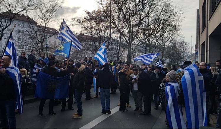 Έλληνες της Στουτγάρδης ένωσαν τη φωνή τους με το Σύνταγμα για τη Μακεδονία (βίντεο)