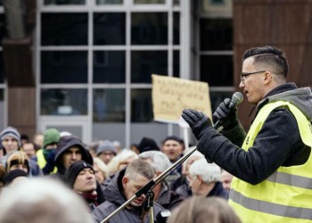 Γιάννης Σάκαρος: Ο 26χρονος Έλληνας-ηγέτης των Κίτρινων γιλέκων στη Γερμανία