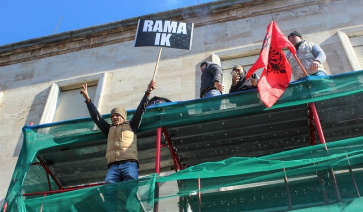 Αλβανία: 15 διαδηλωτές συνελήφθησαν μετά τα επεισόδια στα Τίρανα