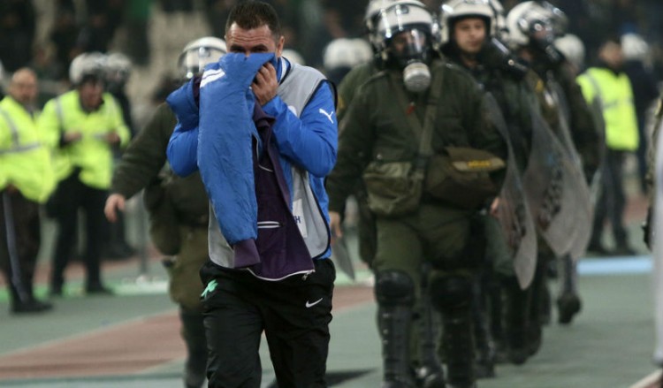 Οριστική διακοπή στο ντέρμπι Παναθηναϊκός-Ολυμπιακός μετά από εισβολή οπαδών