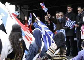 Καναδάς: Ο Τριντό με τους Έλληνες του Μόντρεαλ στην παρέλαση για την 25η Μαρτίου