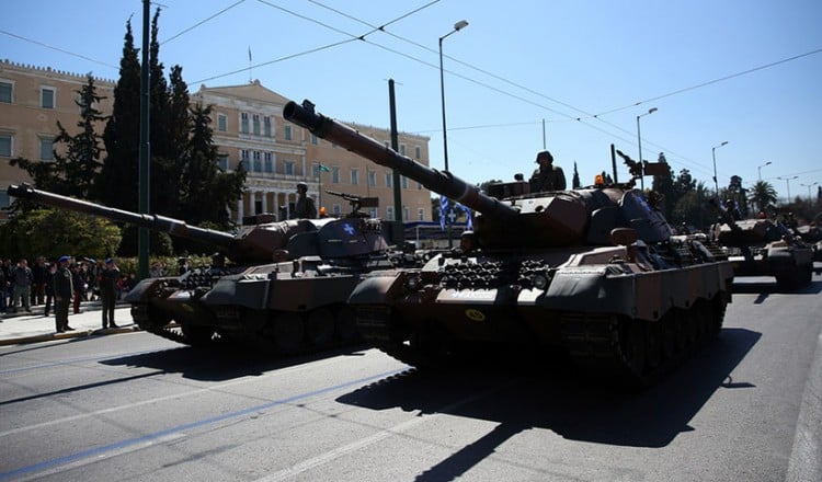 Ο Τραμπ και οι παρελάσεις σε Ελλάδα, Ουάσινγκτον και 5η Λεωφόρο του Μανχάταν