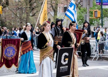 Με πανό για τη Γενοκτονία των Ποντίων στην παρέλαση της Νέας Υόρκης (βίντεο)