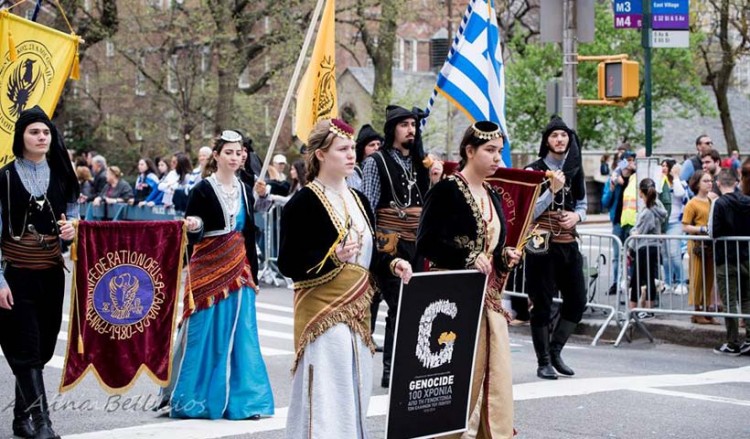 Με πανό για τη Γενοκτονία των Ποντίων στην παρέλαση της Νέας Υόρκης (βίντεο)