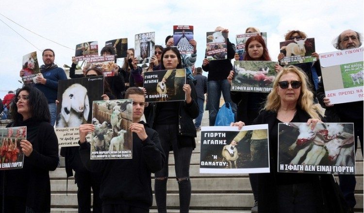 Διαμαρτυρία vegan στο Σύνταγμα για το σούβλισμα του αρνιού