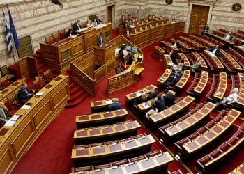 Στη Βουλή το διϋπουργικό νομοσχέδιο – Τι προβλέπει για άσυλο και δήμους