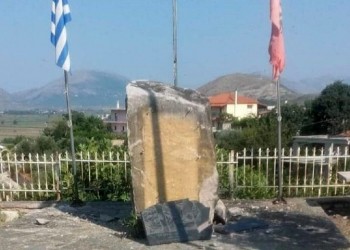 Ανατίναξαν το μνημείο για τον Θύμιο Λώλη στην Αλβανία (φωτο)