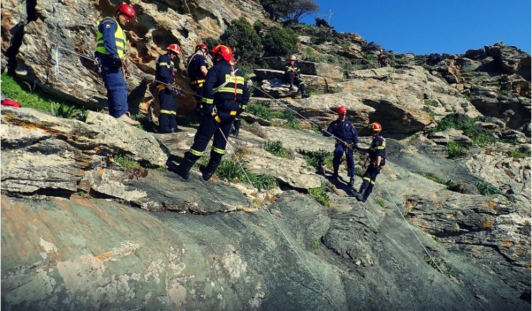 Δράμα: Άνδρας ανασύρθηκε χωρίς τις αισθήσεις του από γκρεμό