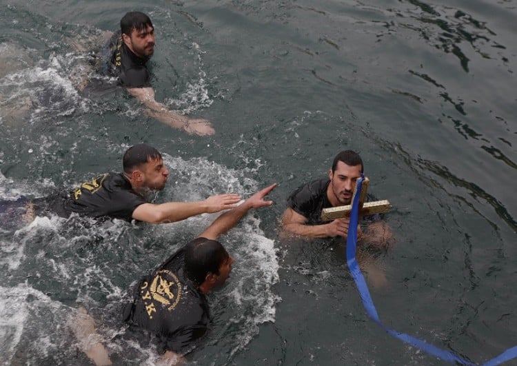 Με λαμπρότητα η τελετή αγιασμού των υδάτων και η ρίψη του Σταυρού σε Πειραιά, Θεσσαλονίκη, Χανιά, Ρόδο, Μυτιλήνη (φωτο)