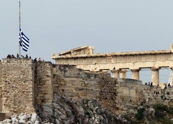 Μεσίστια η σημαία στην Ακρόπολη την Τετάρτη, ημέρα της κηδείας του Μανώλη Γλέζου