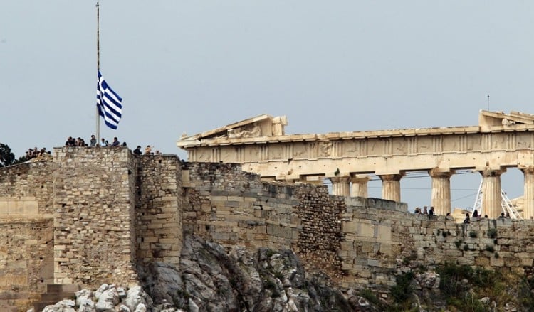 Μεσίστια η σημαία στην Ακρόπολη την Τετάρτη, ημέρα της κηδείας του Μανώλη Γλέζου