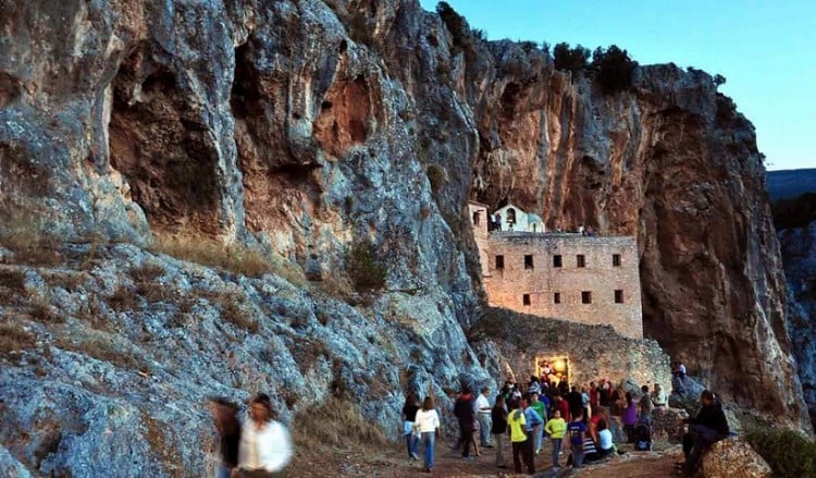 Μονή Αγίου Δημητρίου Αυγού, ένα από τα πιο εντυπωσιακά και δυσπρόσιτα μοναστήρια (βίντεο)