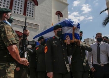 Σπαραγμός στην κηδεία του 34χρονου αλεξιπτωτιστή (φωτο)