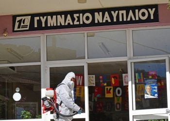 Όλα έτοιμα στα Γυμνάσια και τα Λύκεια όπου από τη Δευτέρα τα μαθήματα ξαναγίνονται διά ζώσης. Την Παρασκευή και το Σάββατο έγιναν και οι τελευταίες απολυμάνσεις (φωτ. αρχείου: ΑΠΕ-ΜΠΕ /Ευάγγελος Μπουγιώτης)