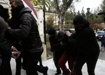 Εικόνα από τη μεταφορά των δύο ανηλίκων στον εισαγγελέα (φωτ.: ΑΠΕ-ΜΠΕ / Αλέξανδρος Βλάχος)