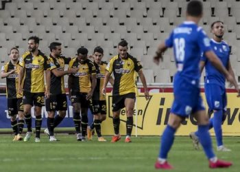 Στιγμιότυπο από το 1-0 της ΑΕΚ έναντι της Λαμίας, στο ΟΑΚΑ (φωτ.: ΑΠΕ-ΜΠΕ / Παναγιώτης Μοσχανδρέου)