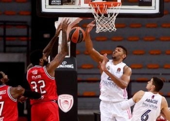 Ο παίκτης του Ολυμπιακού Octavius Ellis και ο παίκτης της Ρεάλ Μαδρίτης Walter Tavares διεκδικούν την μπάλα στο ματς, στο ΣΕΦ (φωτ.: ΑΠΕ-ΜΠΕ / Γεωργία Παναγοπούλου)