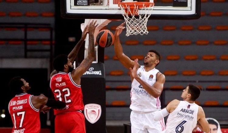 Ο παίκτης του Ολυμπιακού Octavius Ellis και ο παίκτης της Ρεάλ Μαδρίτης Walter Tavares διεκδικούν την μπάλα στο ματς, στο ΣΕΦ (φωτ.: ΑΠΕ-ΜΠΕ / Γεωργία Παναγοπούλου)