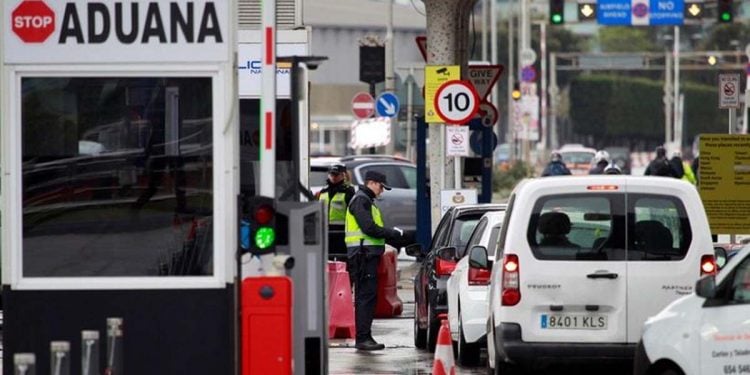 Έλεγχοι επί ισπανικού εδάφους στα σύνορα με το Γιβραλτάρ (φωτ.: EPA / A. Carrasco Ragel)