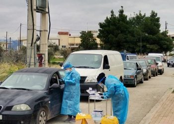 Κλιμάκιο της ΚΟΜΥ  διενέργησε rapid  τεστ για  covid 19 στο Άργος στην Αργολίδα, Παρασκευή 15 Ιανουαρίου 2021. Η λήψη του δείγματος έγινε μέσα από το αυτοκίνητο.  ΑΠΕ-ΜΠΕ /ΑΠΕ-ΜΠΕ/ΜΠΟΥΓΙΩΤΗΣ ΕΥΑΓΓΕΛΟΣ