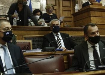 Ο Νίκος Παναγιωτόπουλος (Δ) και ο υφυπουργός Εθνικής Άμυνας Αλκιβιάδης Στεφανής (A) στη συνεδρίαση της επιτροπής Εξωτερικών και Άμυνας, για το νομοσχέδιο της αγοράς των «Ραφάλ» (φωτ.: ΑΠΕ-ΜΠΕ / Γιάννης Κολεσίδης)