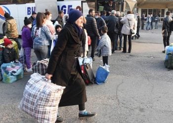 Αρμένιοι πρόσφυγες από χωριά του Ναγκόρνο Καραμπάχ επιβιβάζονται σε λεωφορεία με προορισμό την πρωτεύουσα Στεπανακέρτ (φωτ.: EPA / Melik Baghdasaryan)