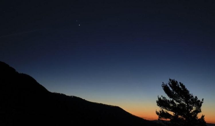 Ο Κρόνος (από πάνω) και ο Δίας όπως φαίνονταν μετά το ηλιοβασίλεμα από το Εθνικό Πάρκο Σεναντόα στη Βιρτζίνια των ΗΠΑ, στις 13 Δεκεμβρίου 2020 (φωτ.: NASA / Bill Ingalls)