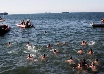 Θεωρητικά, φέτος, δεν θα δούμε εικόνες σαν κι αυτή όπου πιστοί ανταγωνίζονται ποιος θα πιάσει το σταυρό ανήμερα των Θεοφανίων. Από τη Θεσσαλονίκη το στιγμιότυπο, το 2020 (φωτ.: ΑΠΕ-ΜΠΕ/ Γρηγόρης Σιαμίδης)